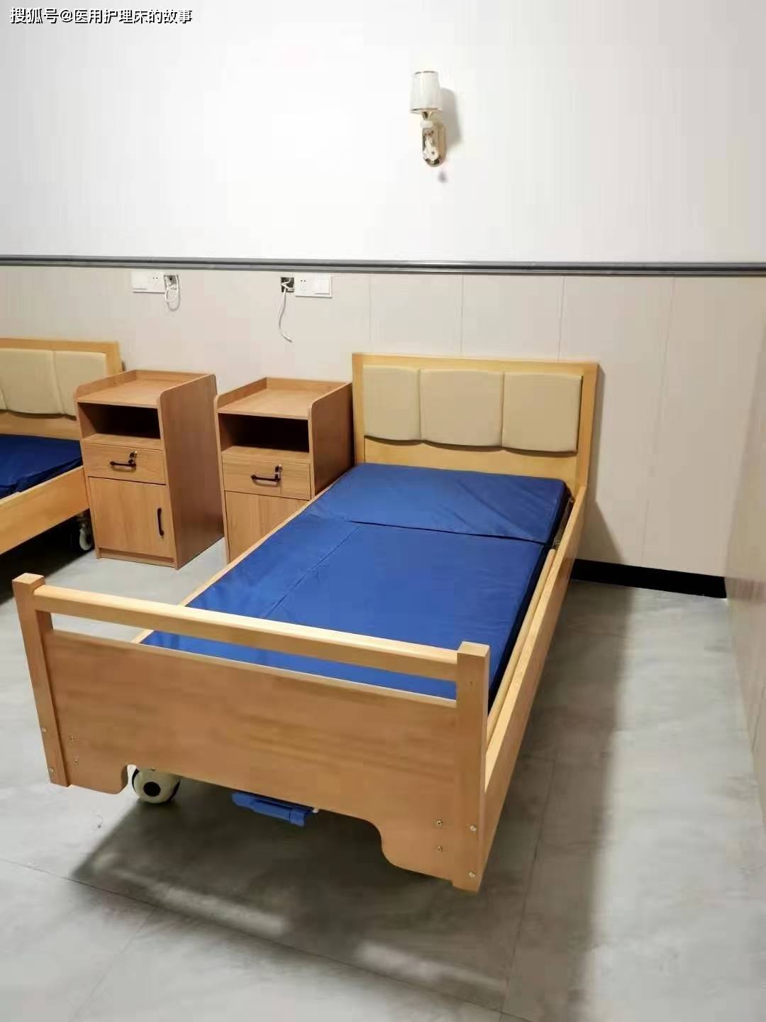 老年人免疫力较差,在护理的过程中要注意周围环境,室温应18°~20°为