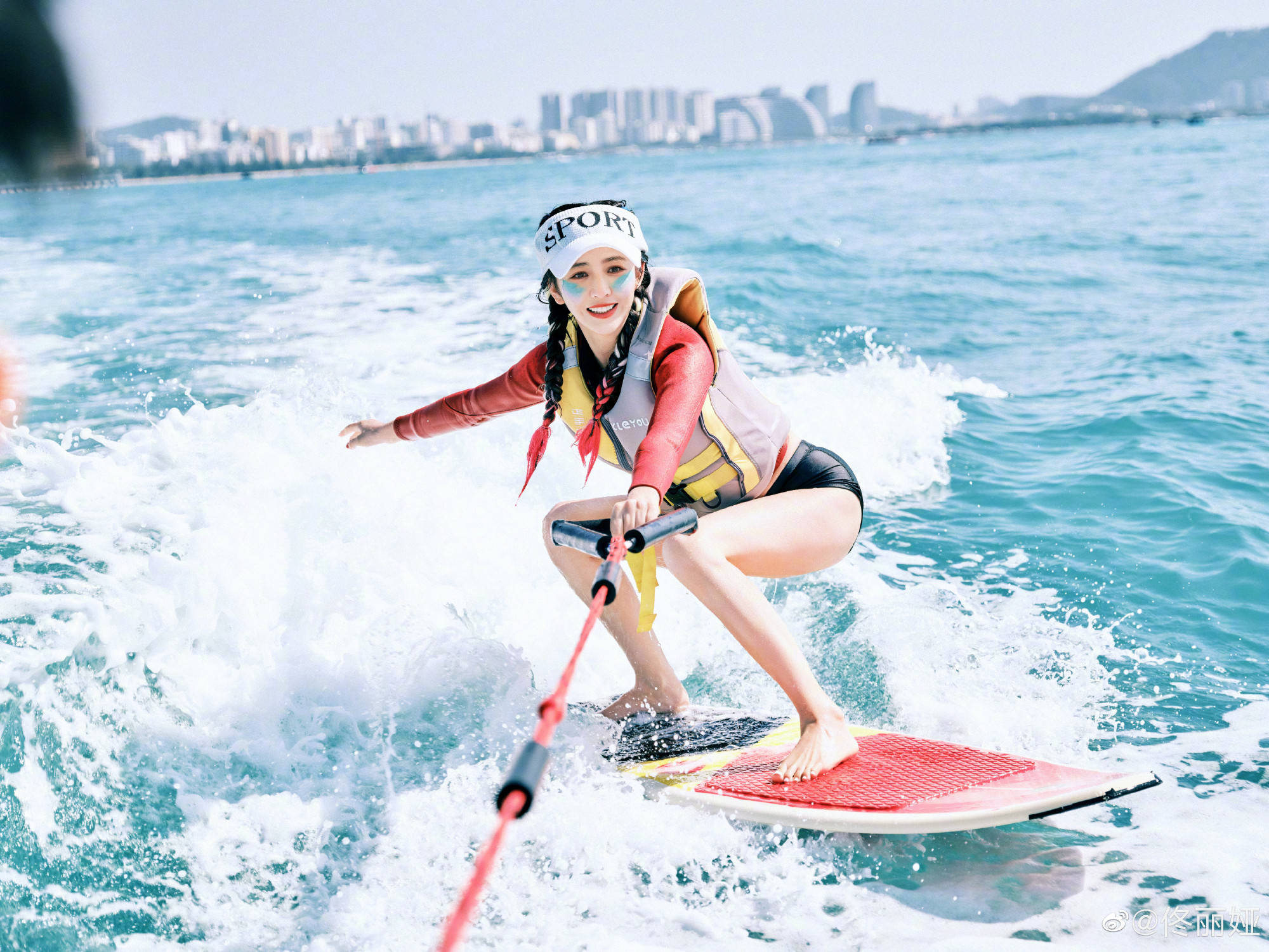 佟丽娅玩冲浪长腿吸睛 扎麻花辫元气活力_泳装_海上_笑容