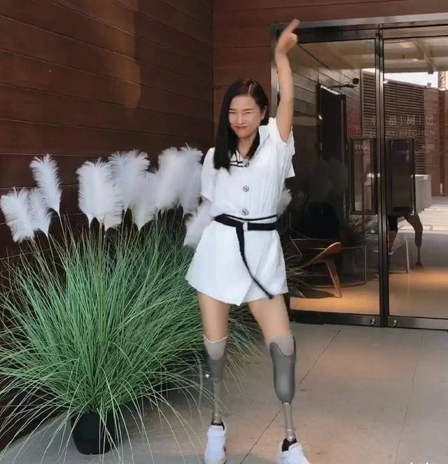 又惨遭丈夫抛弃,如今廖智穿着假肢跳无价之姐_生活_舞蹈_charles