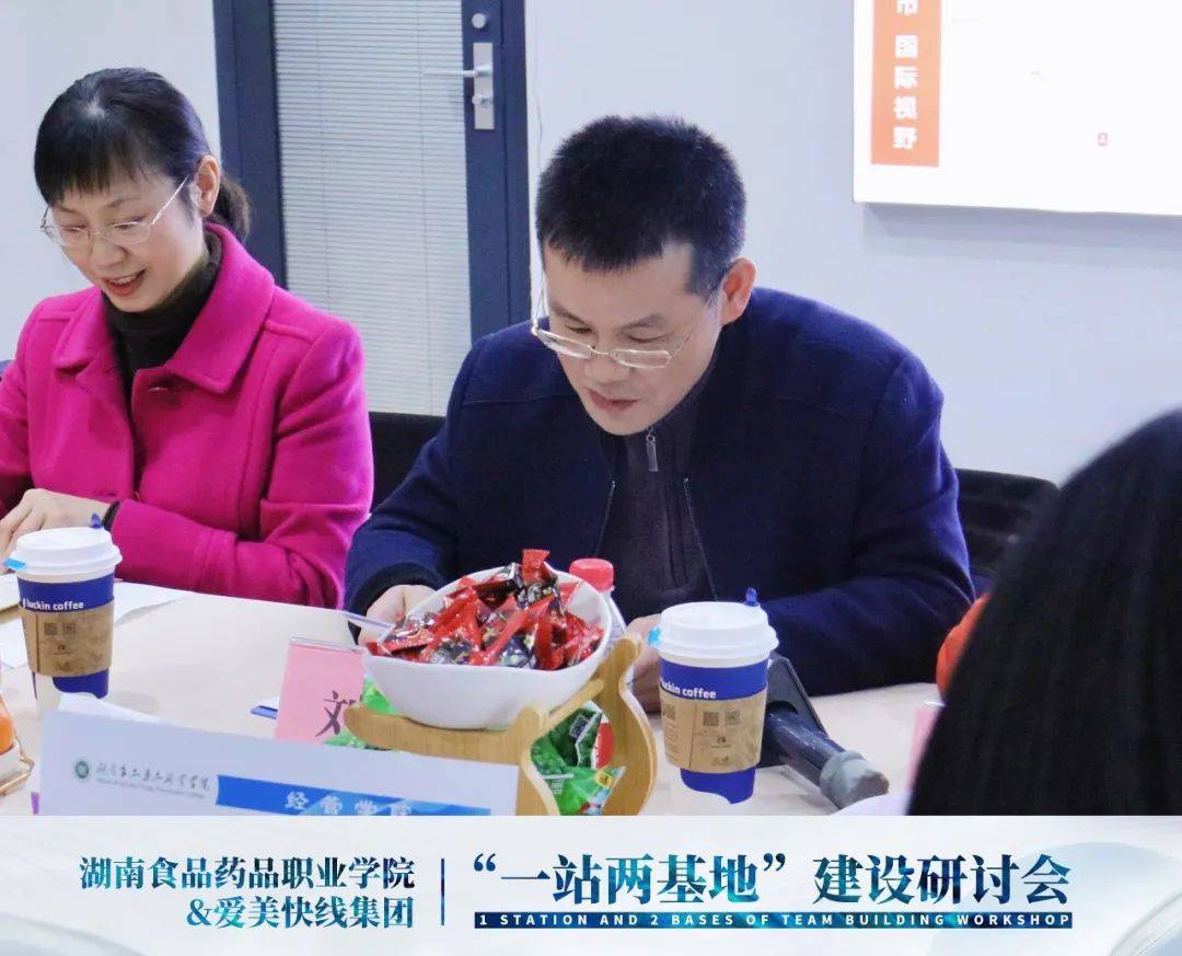 会议的有:湖南省化妆品经营行业协会会长易敬平,协会常务副会长朱纪敏