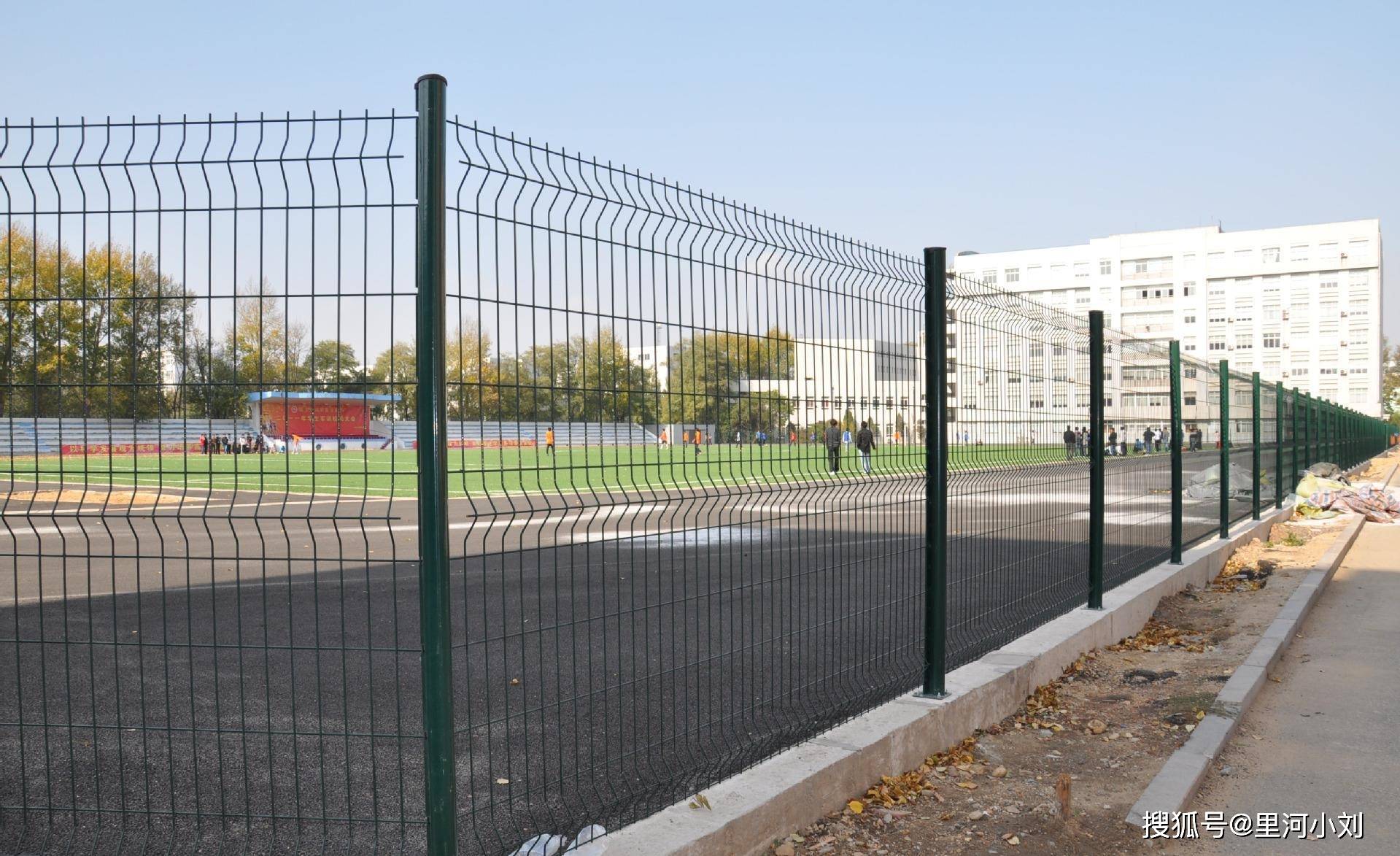 桃型柱护栏网安装难度大吗?需要注意哪些事项?_施工_进行_位置