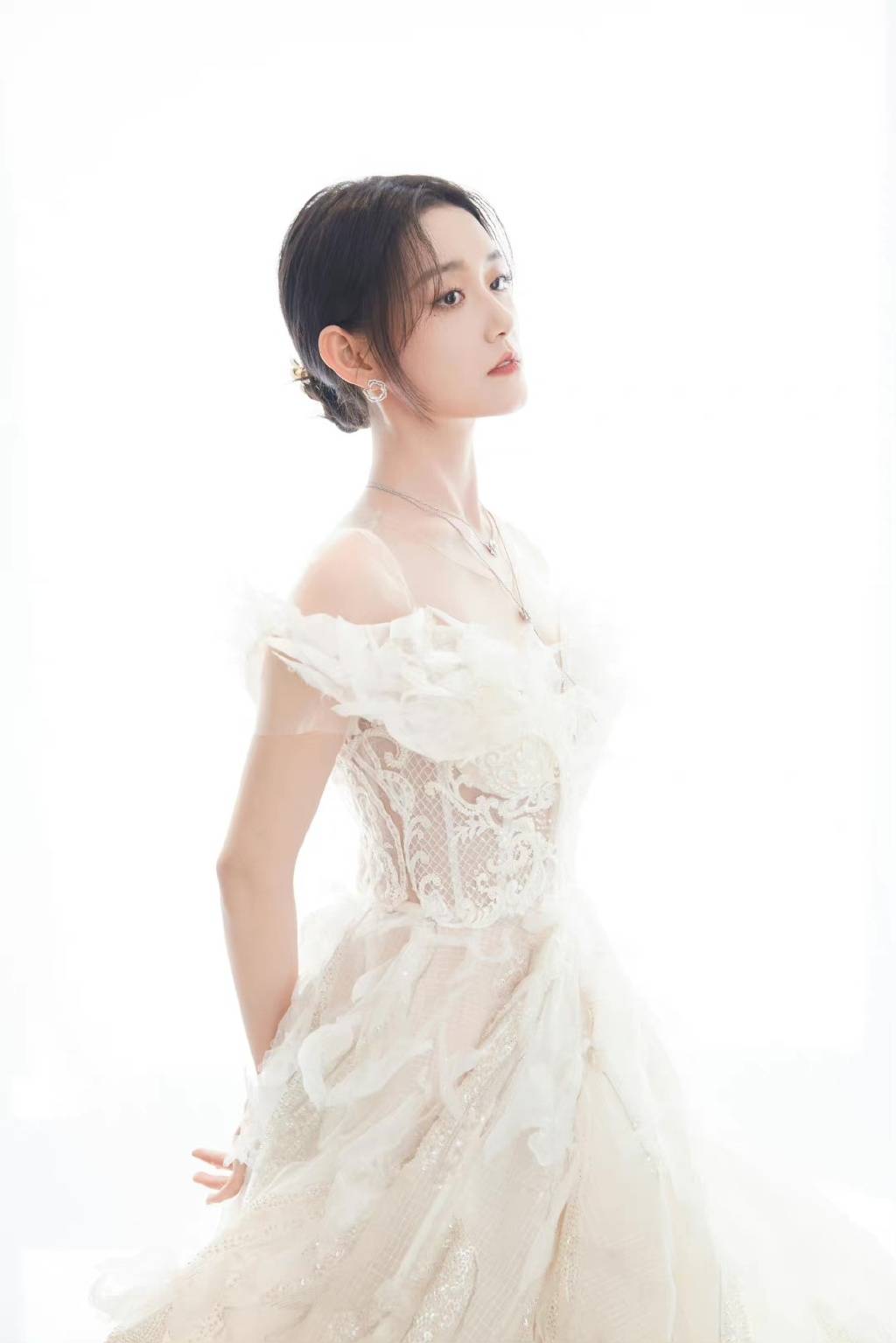 蒋依依穿白色梦幻纱裙天鹅颈诱人 婉约柔美颜值高-搜狐大视野-搜狐新闻