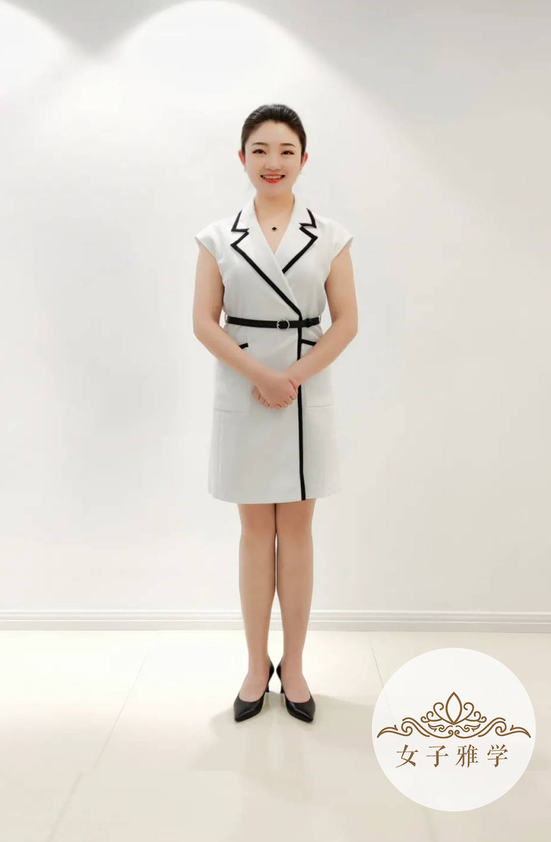 女子雅学礼仪课堂丨女士和男士的标准站姿_自然_示范_双脚