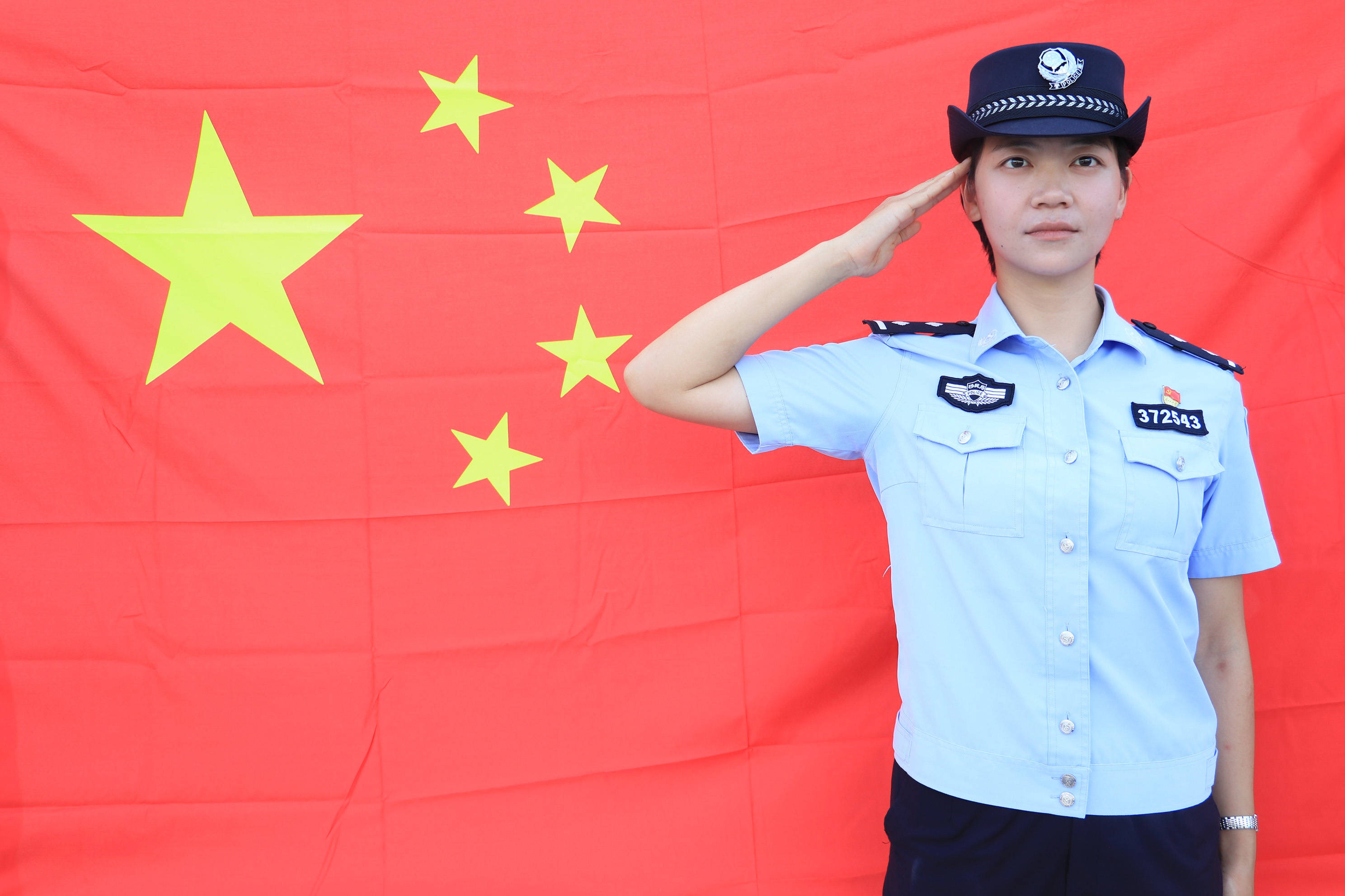 马凤林在国旗下敬礼2.马凤林生活照3.马凤林开展擒敌拳训练4