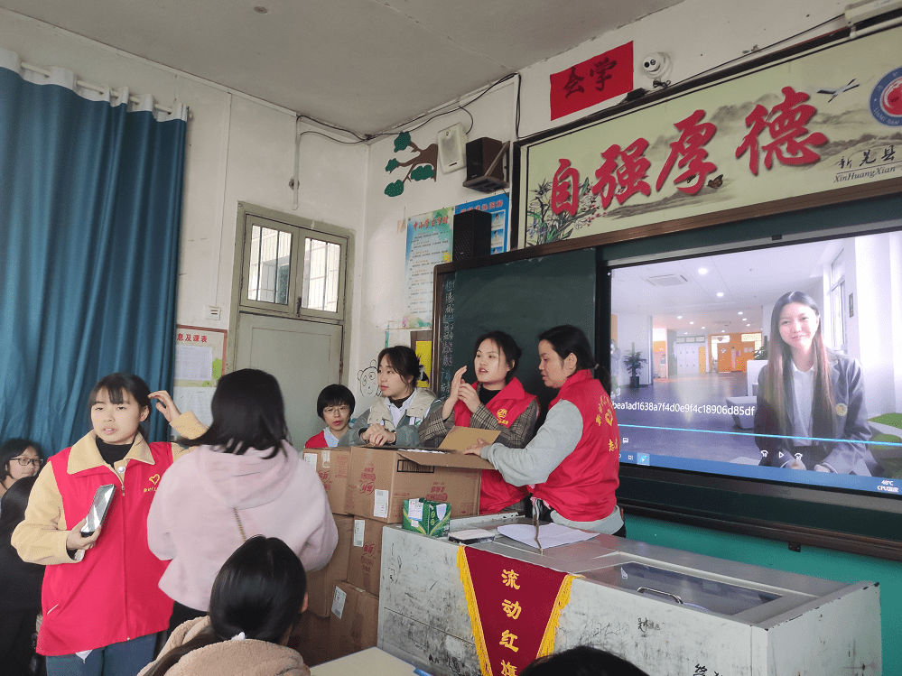 【新晃县基层社工站】凉伞镇凉伞中学"三八妇女节"护苗计划 活动_女性