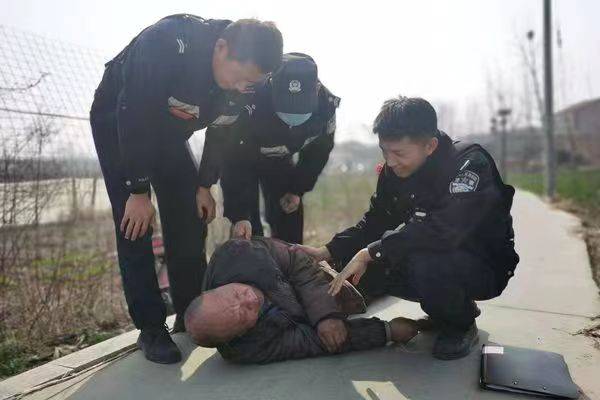 码头：救助醉酒路倒男子 