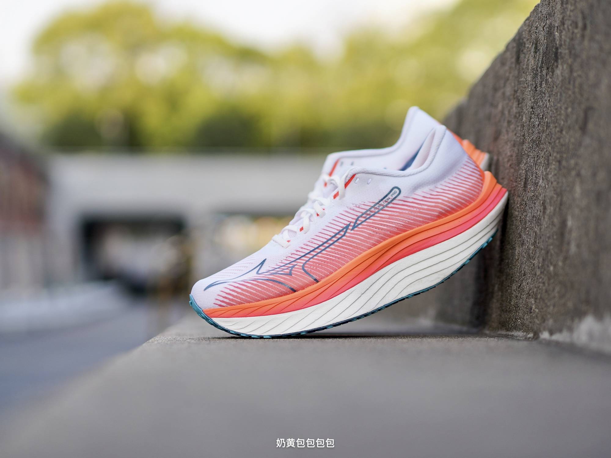深度测评当下中底最厚的合规竞速跑鞋,美津浓"无后跟"wave rebellion
