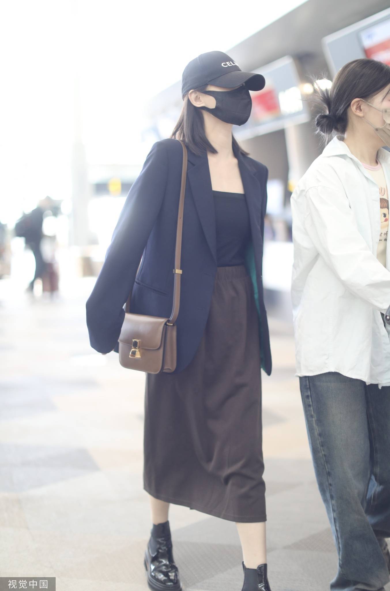 李一桐现身长沙黄花机场与粉丝打招呼笑眼盈盈