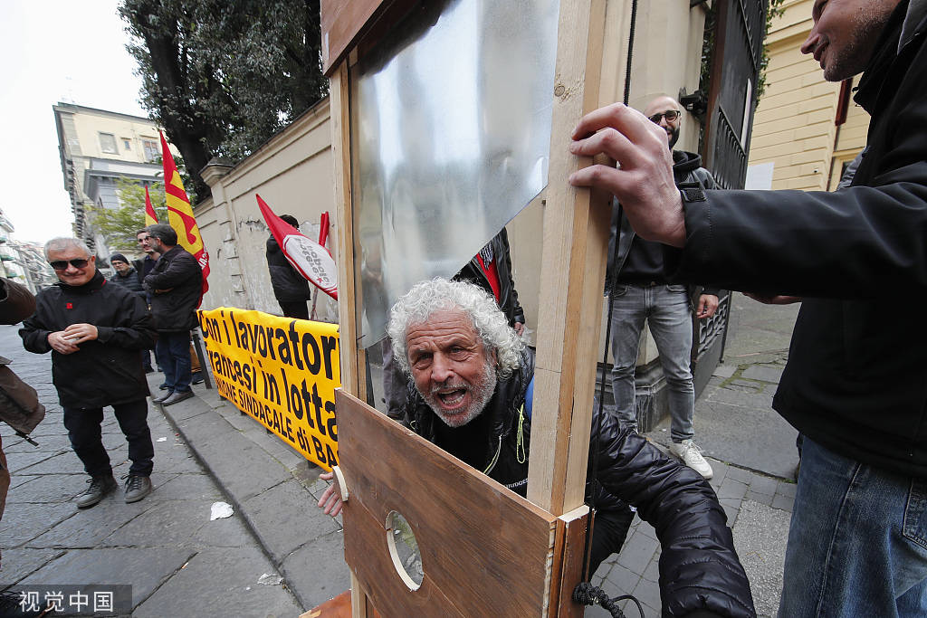 意大利工人声援法国抗议活动 抗议者竖起断头台-搜狐大视野-搜狐新闻