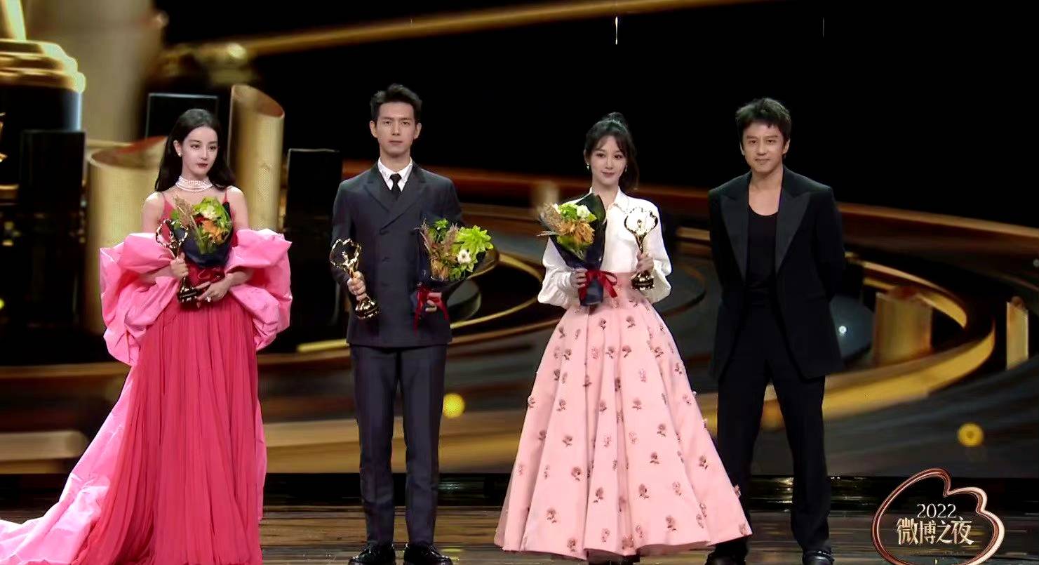 杨紫终于同框,2人获同样的奖,穿搭方式显不同风格_造型_胡歌_李现