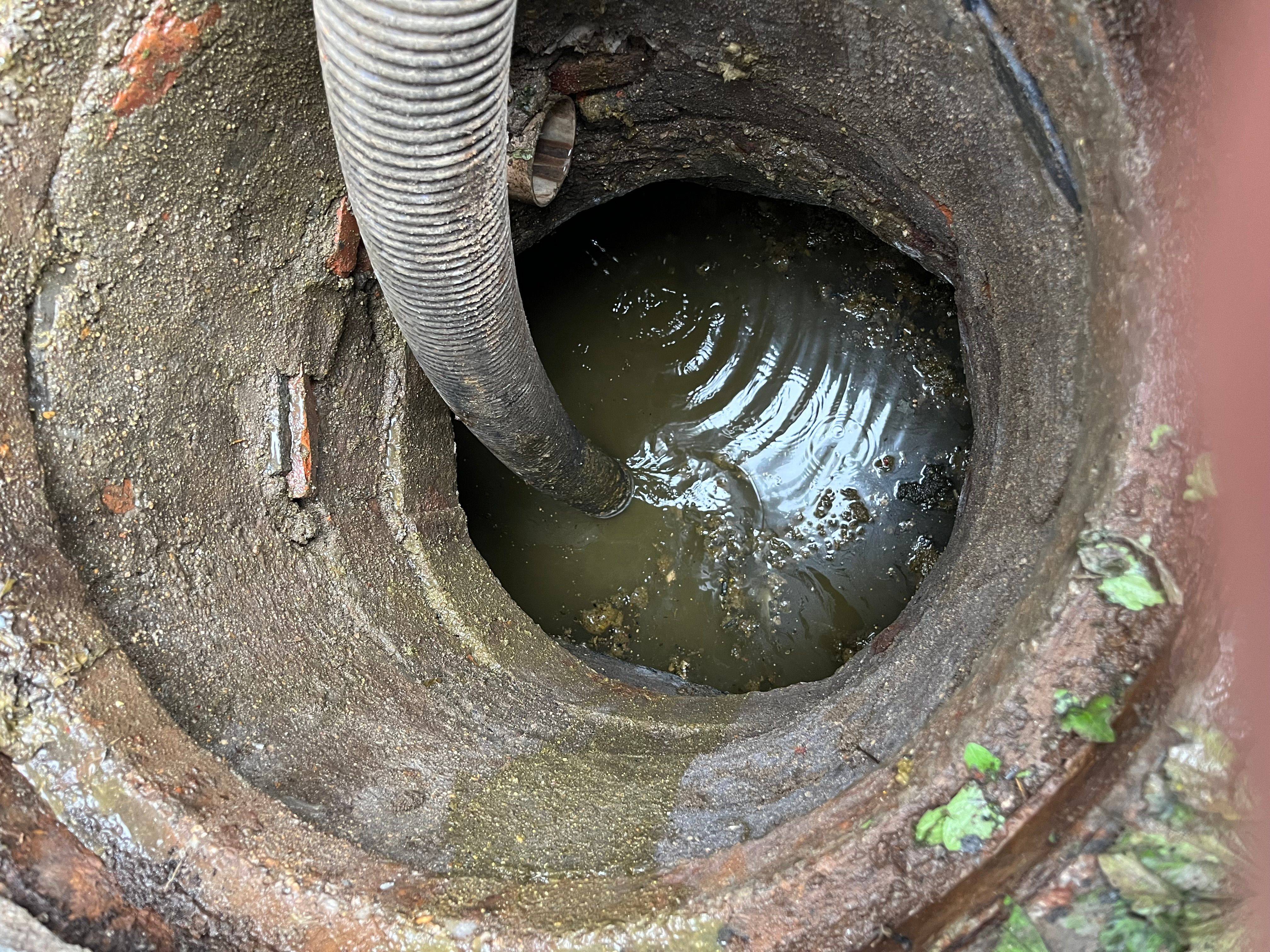 化粪池清理,地下室排污池;并可以人工掏挖化粪池,隔油池,污水井,(清