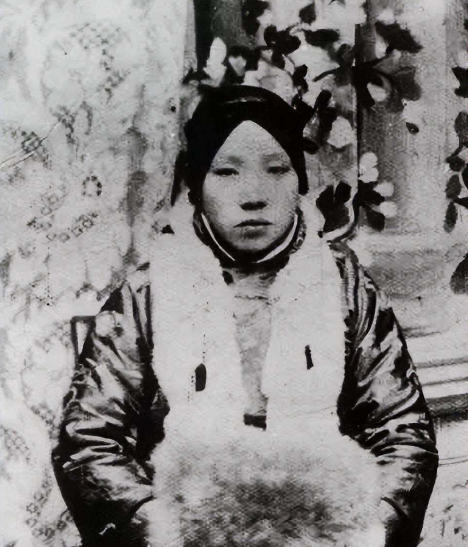 清末一尼姑还俗,嫁给大22岁的丈夫,生下一子成天下闻名的总统_王采玉_