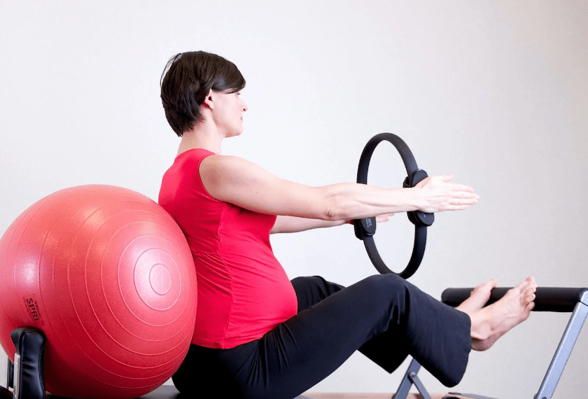 运动胎教是指在孕妇怀孕期间,通过专业的孕期运动,促进胎儿健康发育