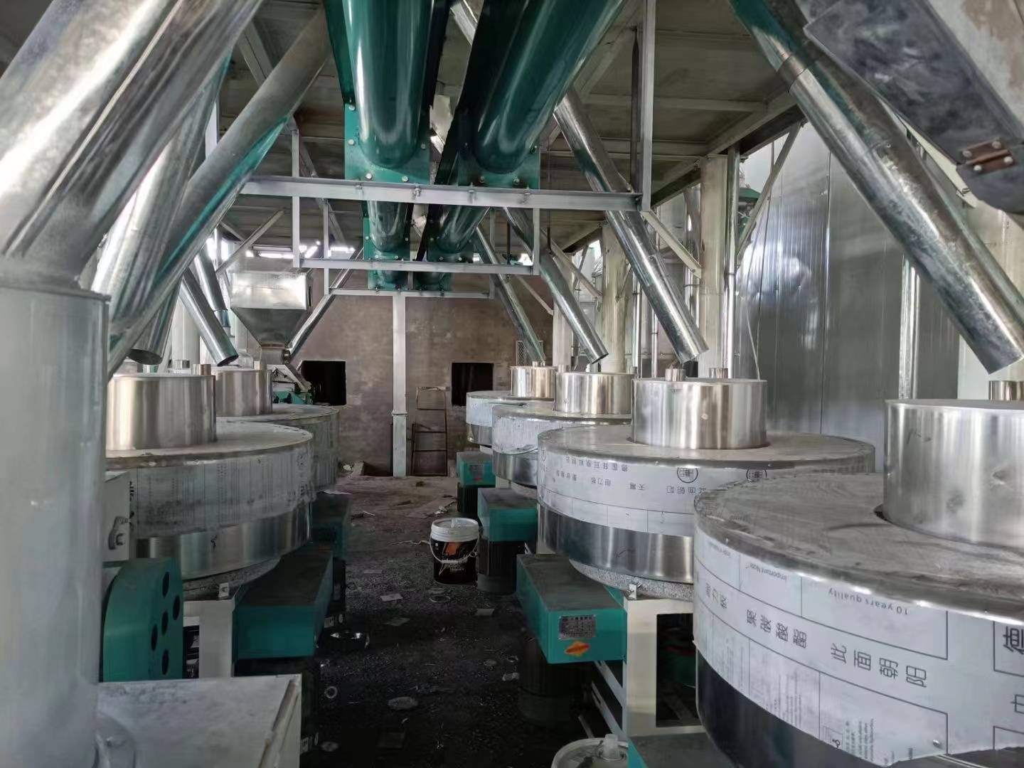 西藏青稞石磨面粉加工机报价,玉米糁子棒子加工设备_电机_工作_杂质