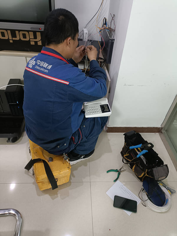 片区的联通网络维修技术赵师傅给换了一个pon lan设备,安装调试了半晌