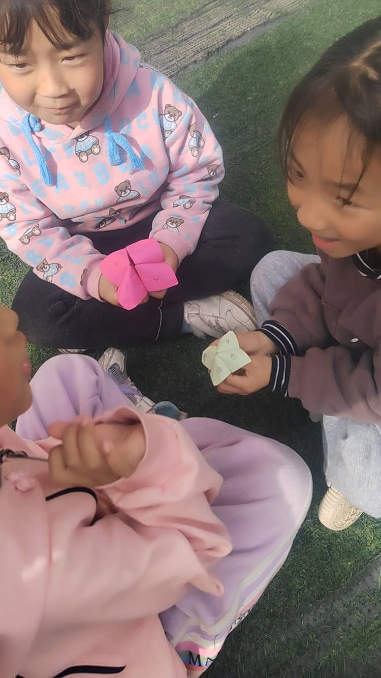 邓州市赵集镇赵马幼儿园幼回味经典折纸之"东南西北"_游戏_玩法_对折