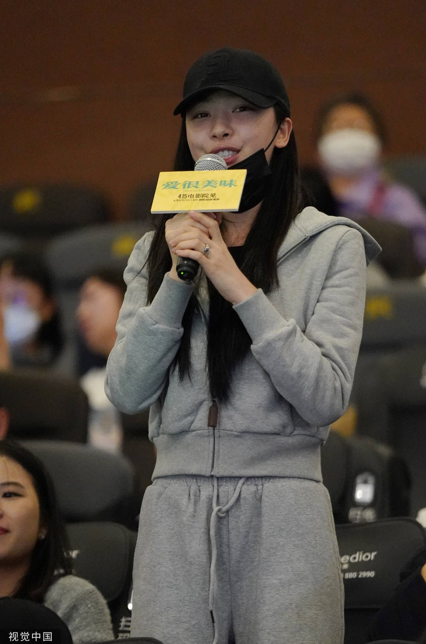 易梦玲被曝与马思唯分手后露面素颜助阵电影路演