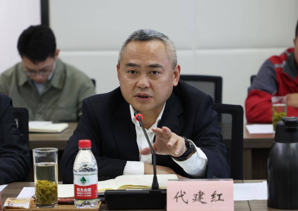 巴南区副区长代建红主持会议调研组一行参观园区企业与会双方交流座谈