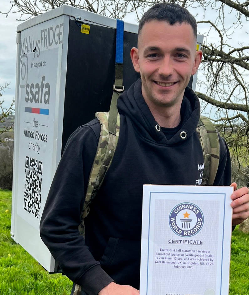 背着26公斤冰箱跑半马!小伙2小时4分创造吉尼斯世界纪录