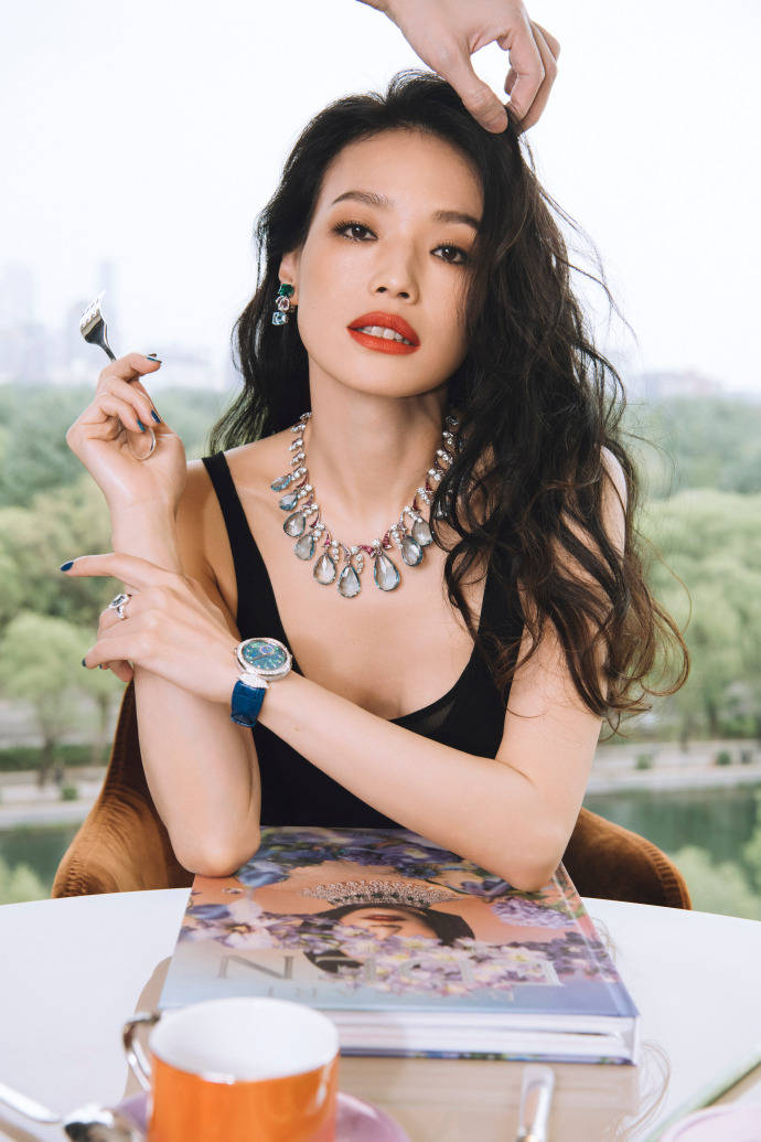 舒淇身着露腰黑裙又美又辣 卷发造型释放女性魅力 搜狐大视野 搜狐新闻