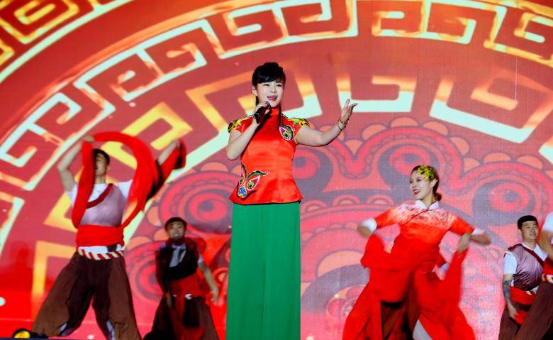 "精彩黄河湾":丁红娥公益演唱会72网红歌手粉丝超八千万_呼和浩特