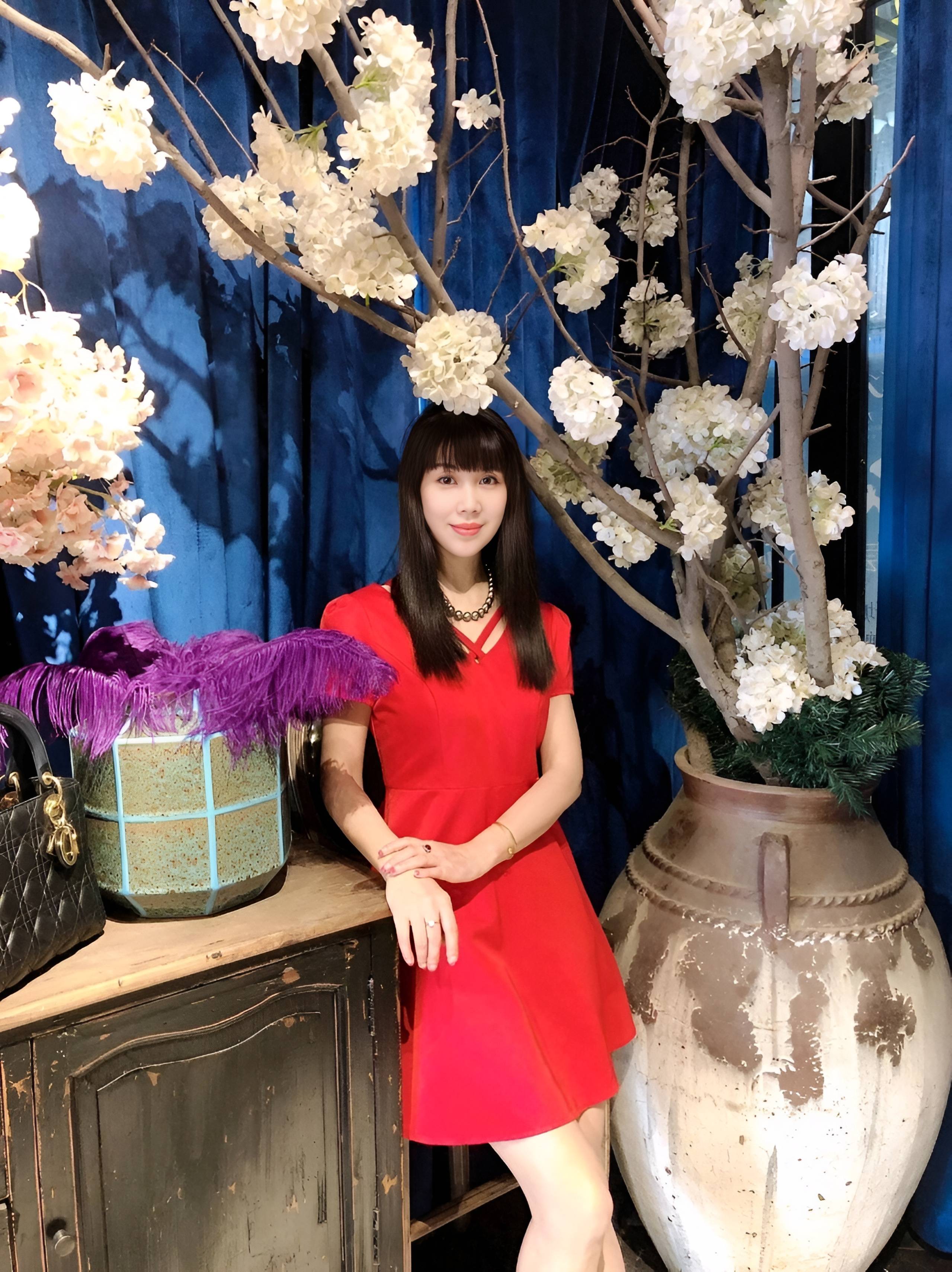 施施然施施然,本名袁诗萍,诗人,画家,主编《中国女诗人诗选》,中国