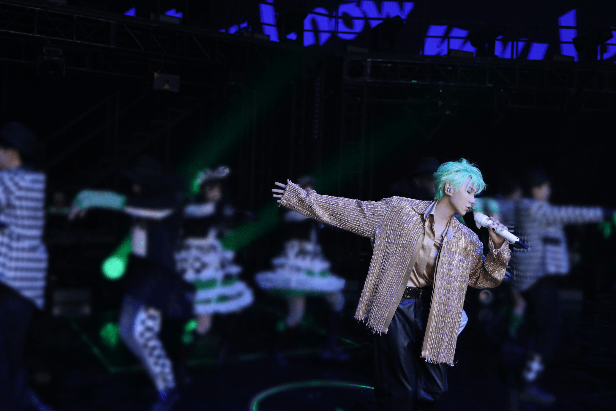 王源2023巡演首场落幕 绿发新造型引全场尖叫_演唱会_客厅_流星