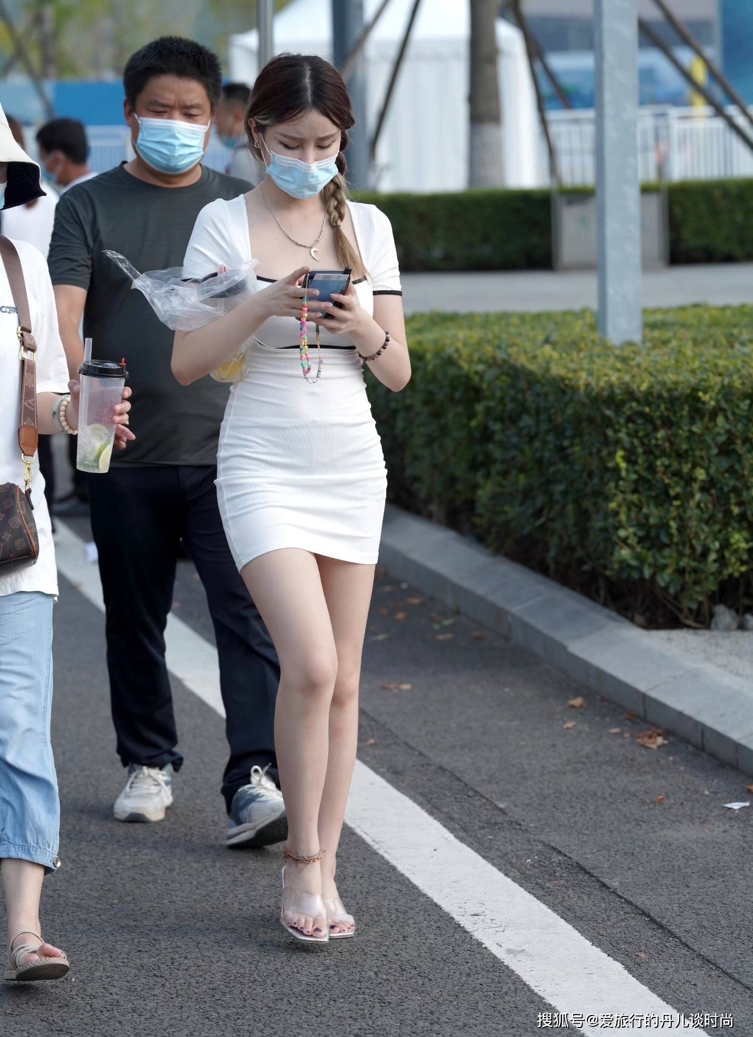 辫小姐姐一袭白色方领连衣裙,袖口拼接黑色贴标减龄时尚,脚踩高跟凉鞋