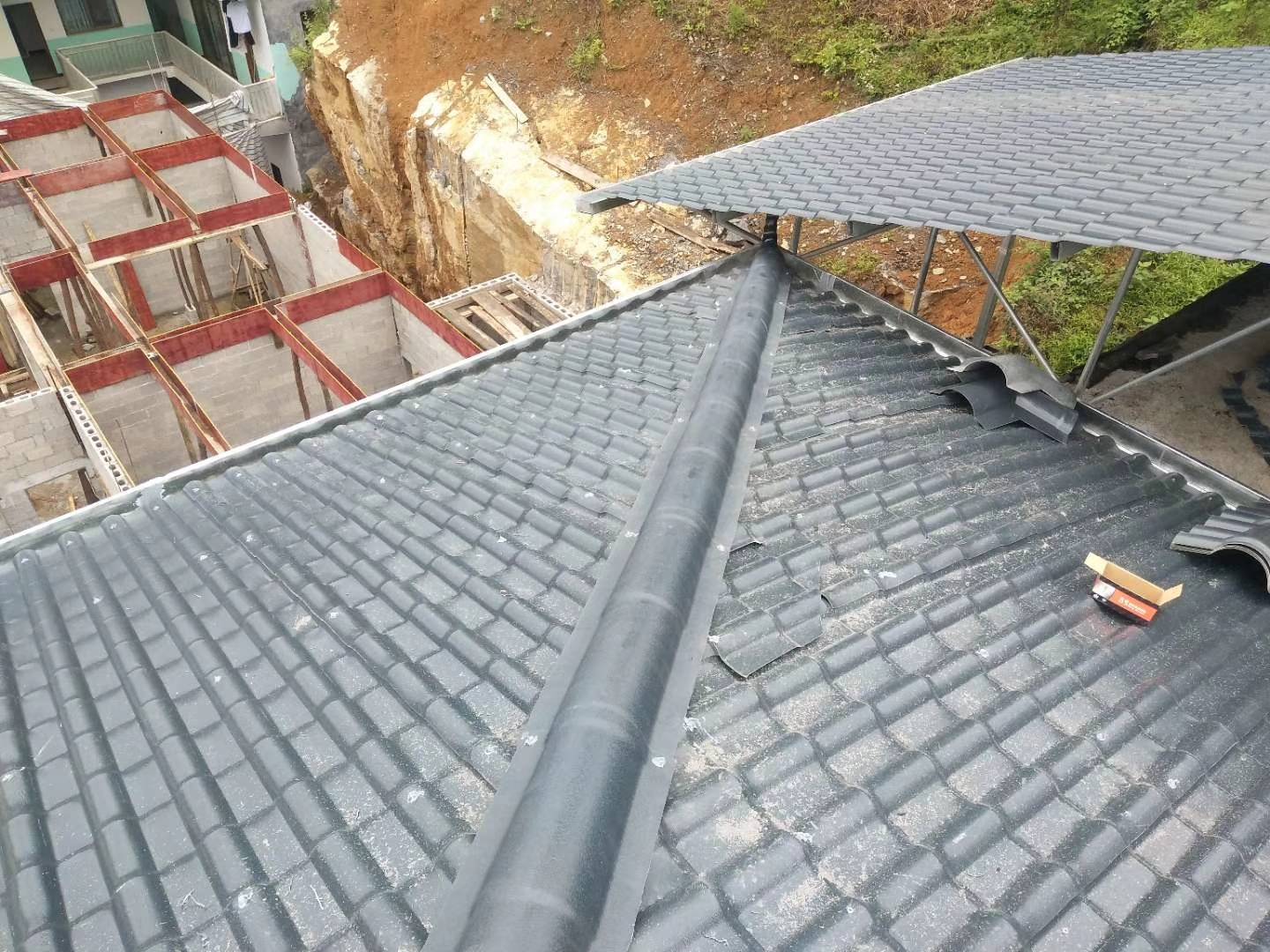 厂家教程:树脂瓦斜脊的安装处理细则_组装_方法_缝隙