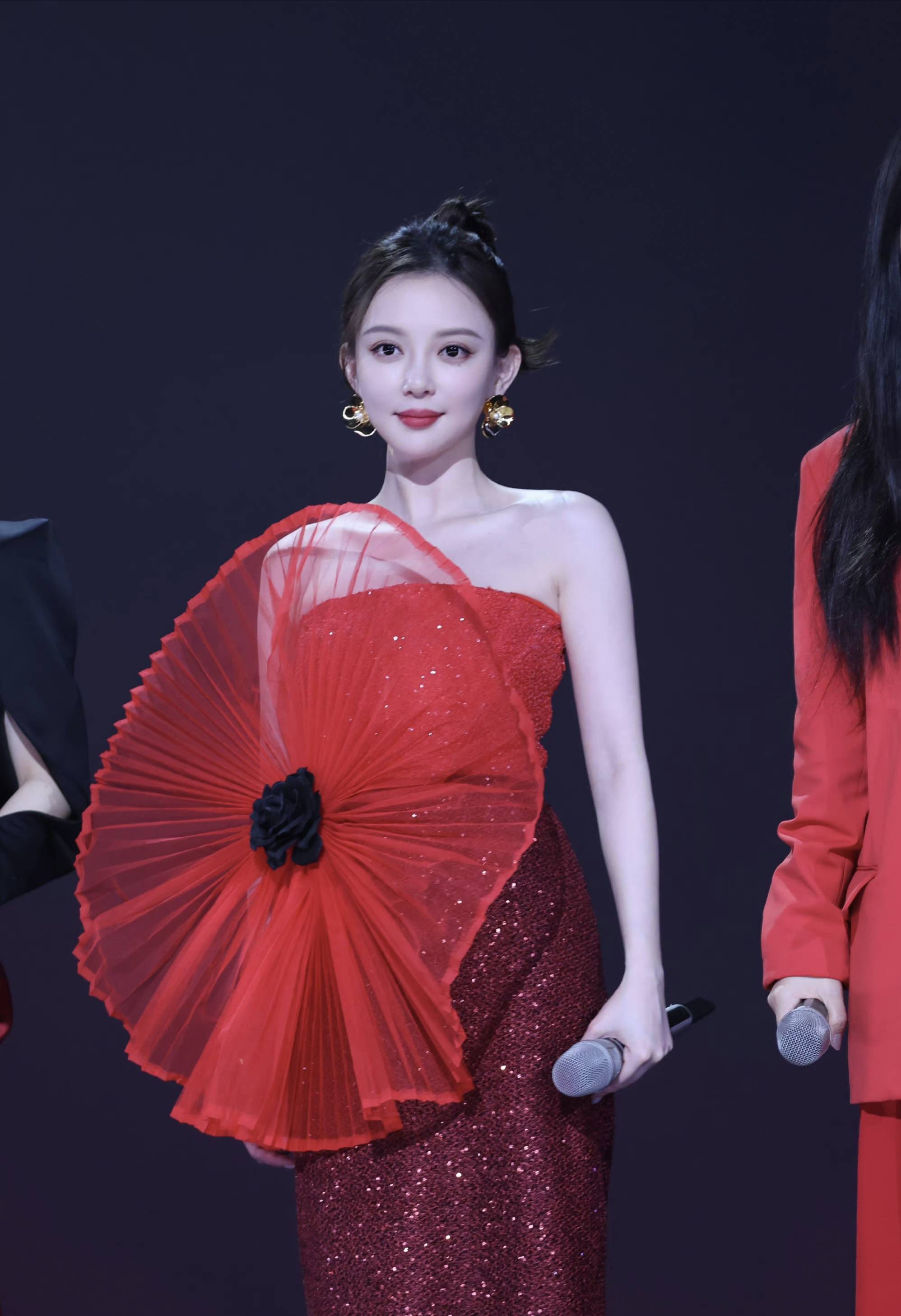 汪小敏身着st. john 2022秋季系列红色抹胸礼服_设计_美国_垂直整合