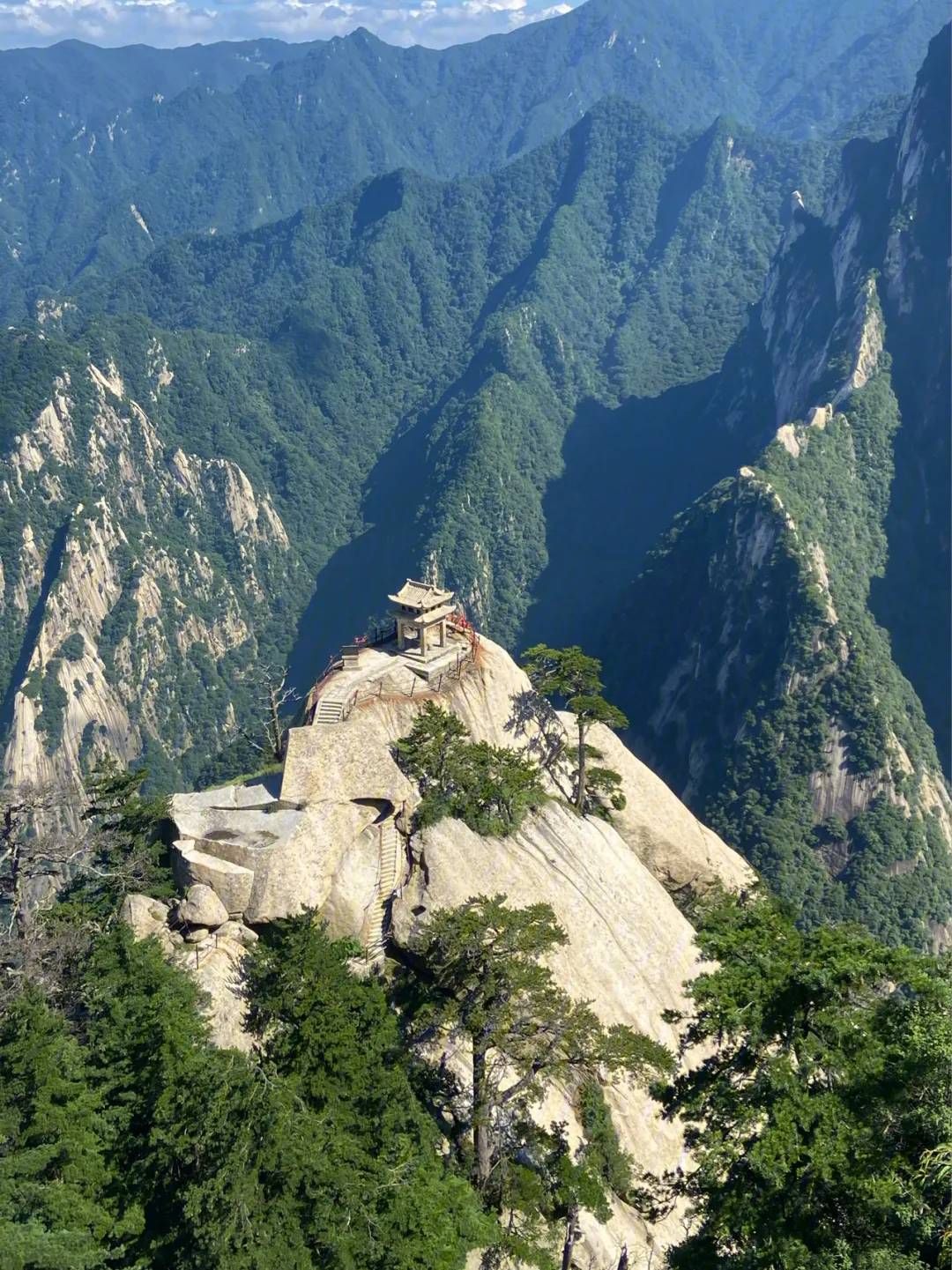 中国最陡峭的山峰图片