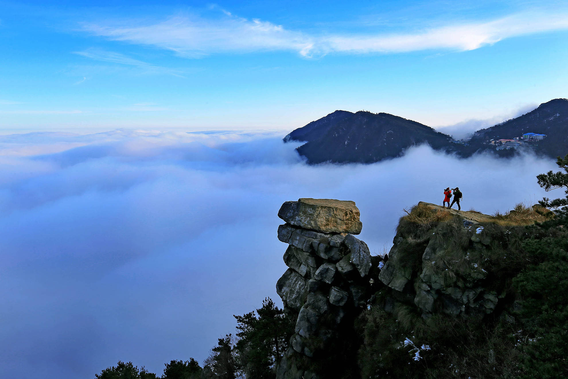 首先,三清山和廬山的地理位置不同.