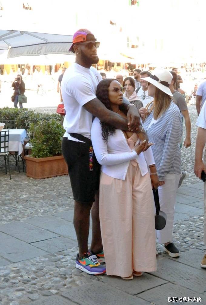 勒布朗·詹姆斯(lebron james)与妻子萨凡纳(savannah)手挽手,漫步