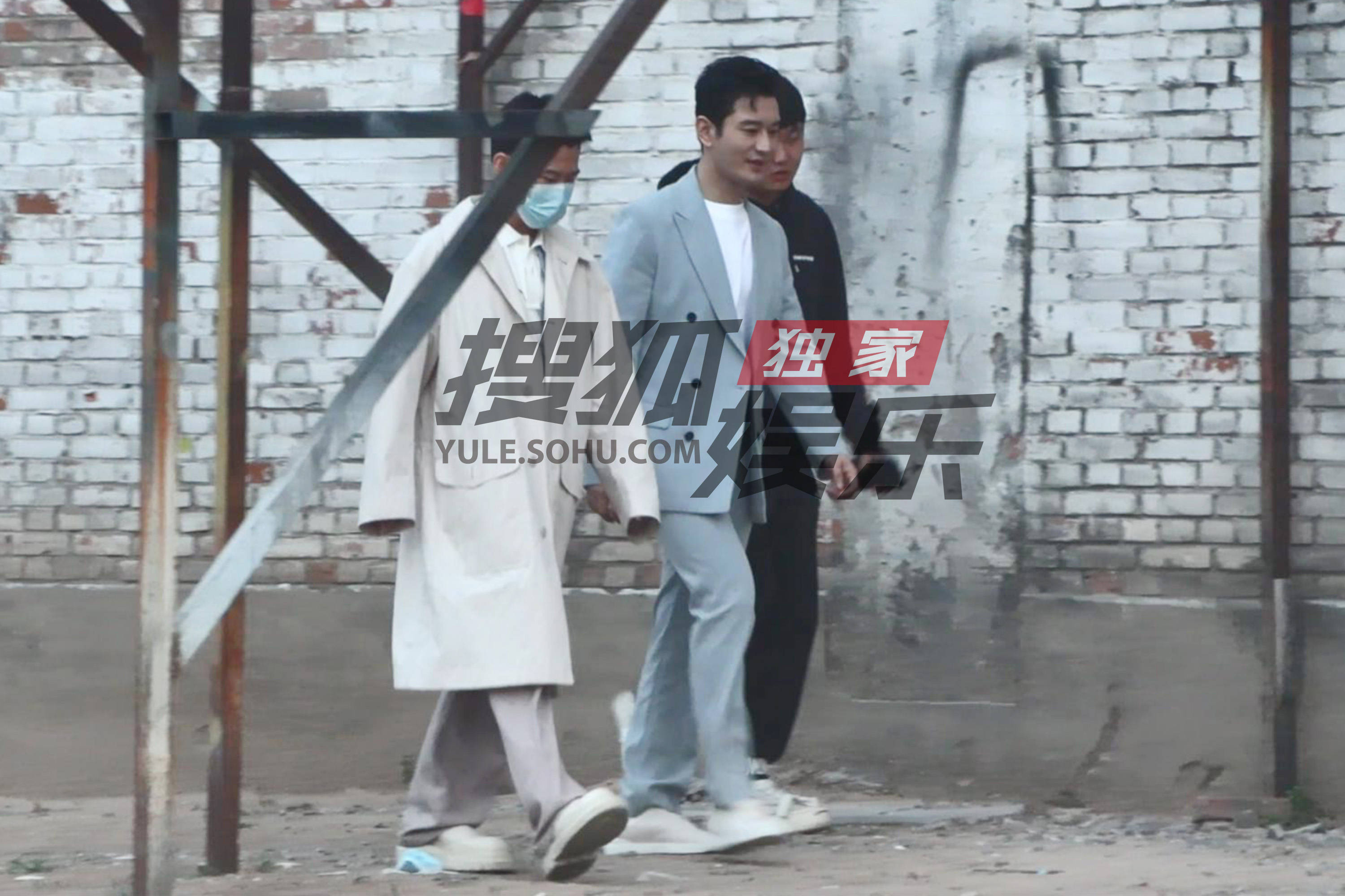 独家:黄晓明现身片场工作 鼓腮帮子锻炼面部肌肉-搜狐大视野-搜狐新闻