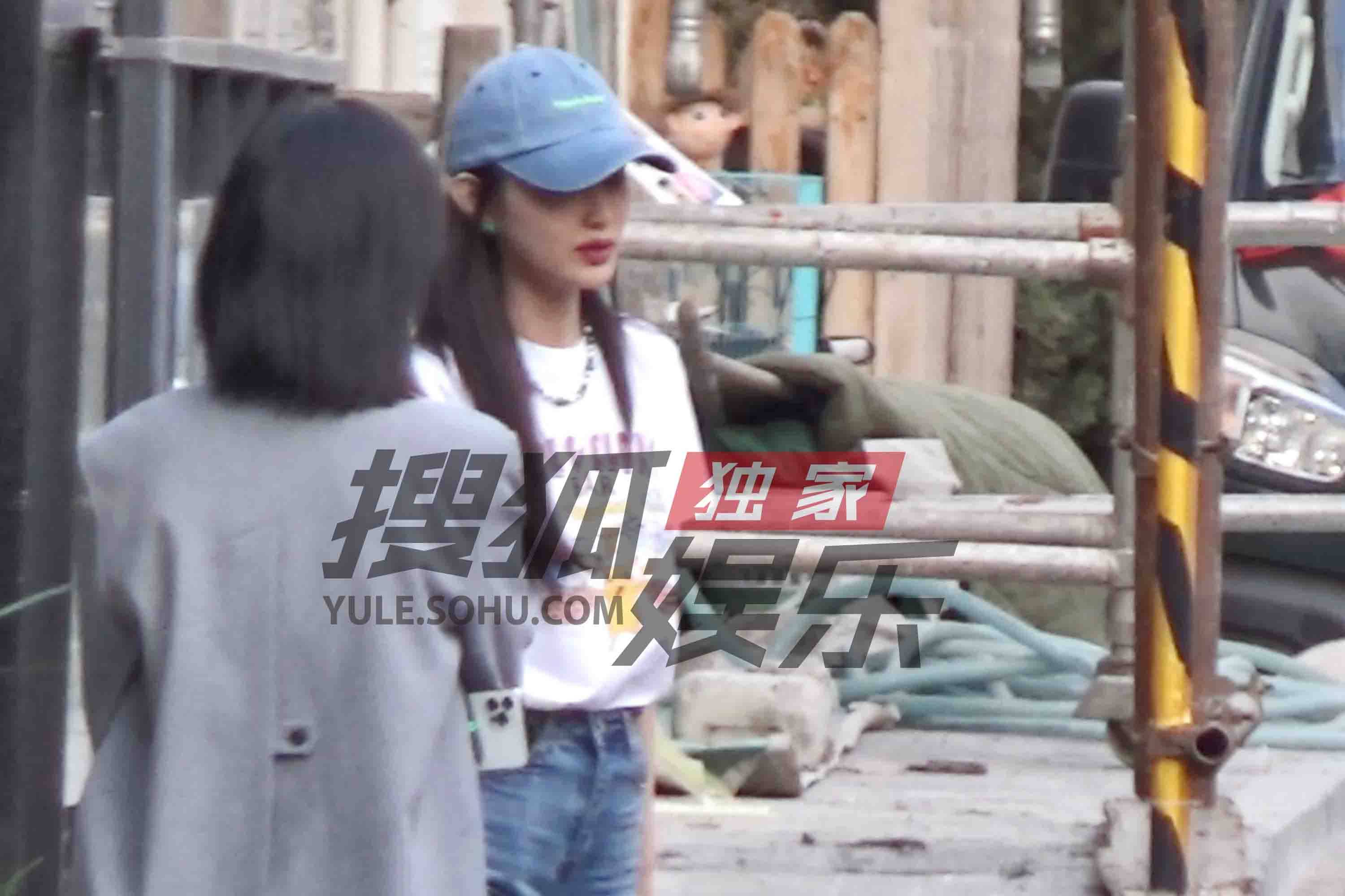 独家:盖玥希路边拍照 姿势阳光朝气全程超嗨-搜狐大视野-搜狐新闻