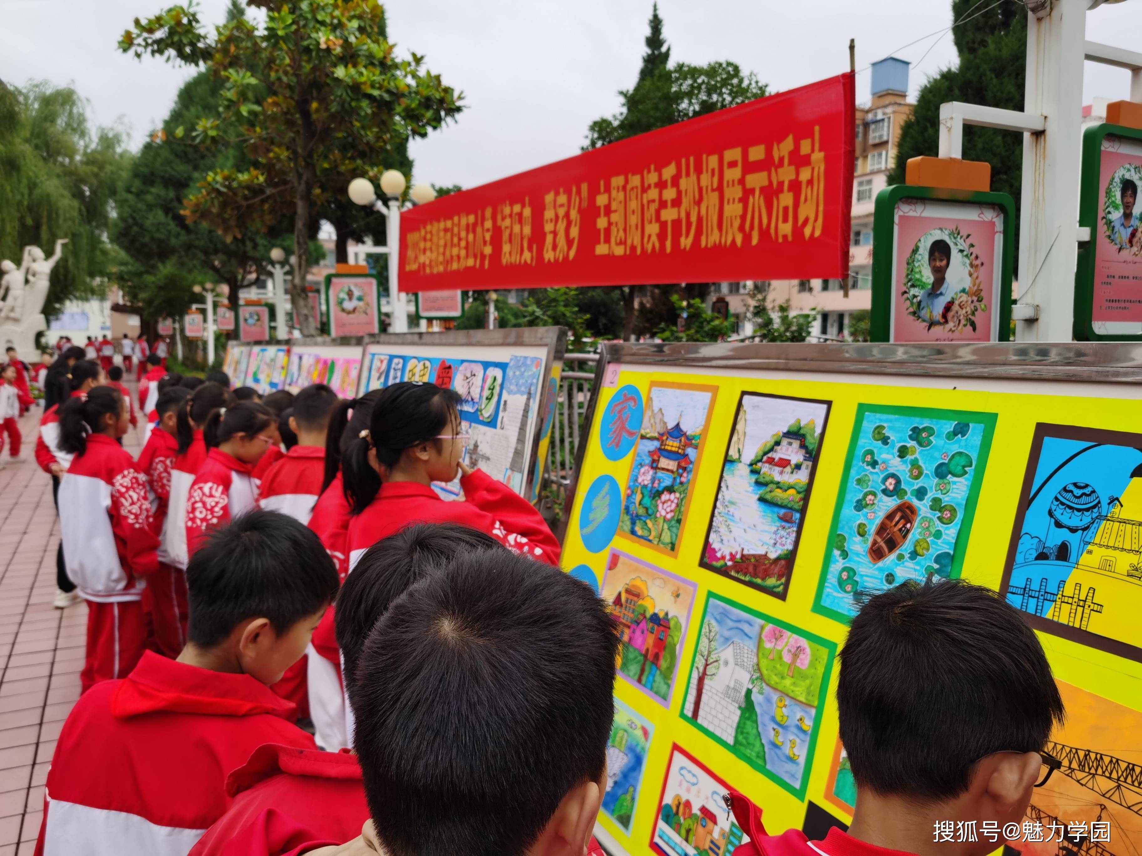 以手绘心,用自己的创作展现党的光辉历程,祖国和家乡日新月异的变化