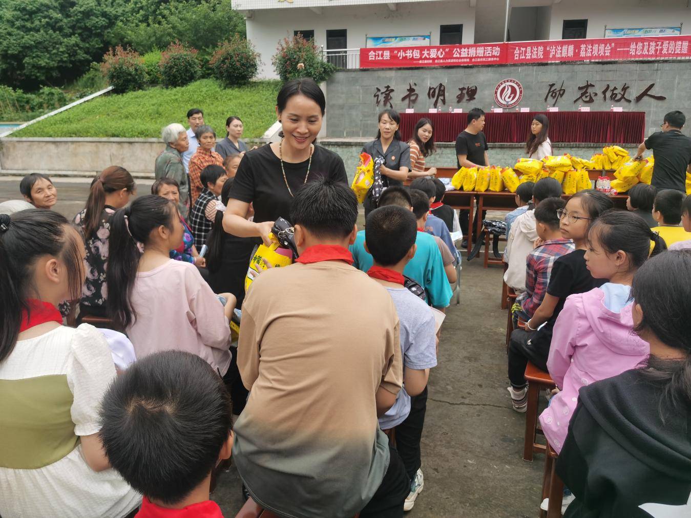 合江县: 走进山区学校 双重关爱农民工子女
