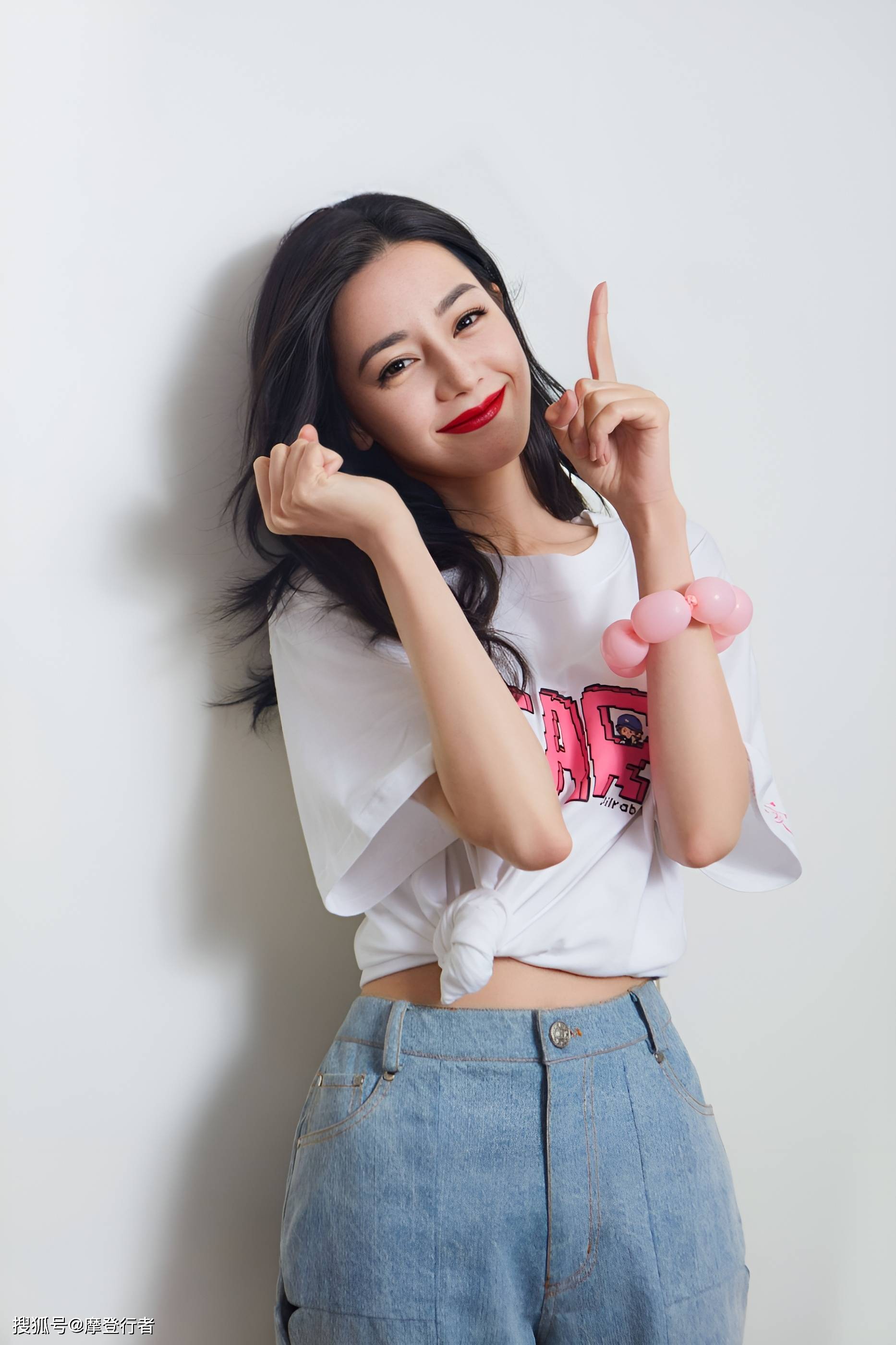 迪丽热巴出道10周年写真大片,简约白色t恤与牛仔裤散发青春活力_风格