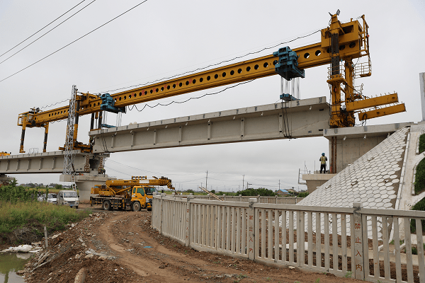 一线传真 ▏滨海港铁路专用线大里程t梁顺利完成架设任务_工程_桥梁