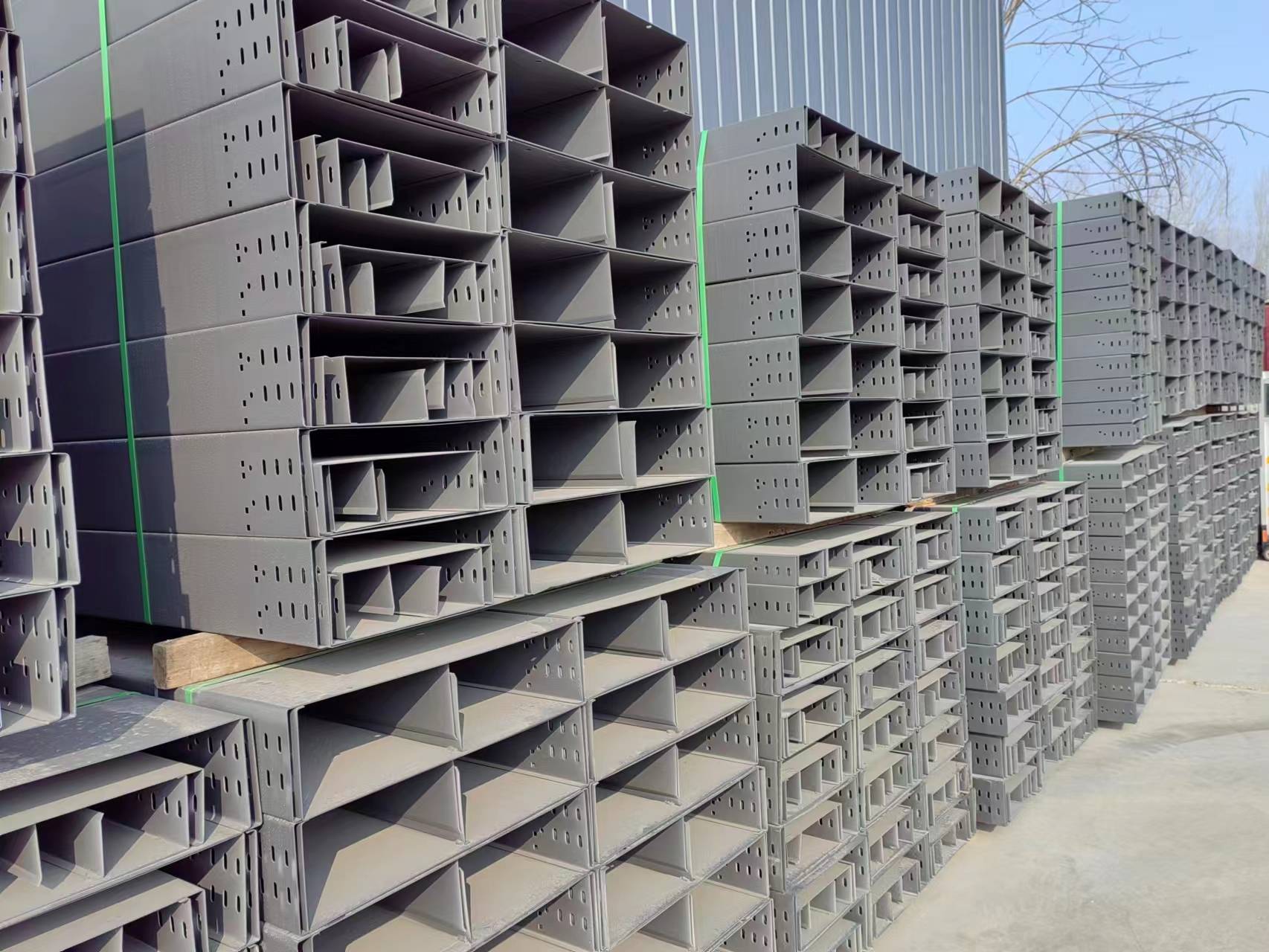 不锈钢电缆桥架是一种全封闭型金属结构,它具有重量轻,成本低,强度高