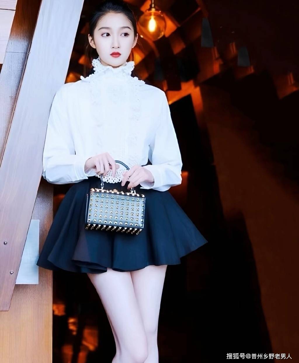 关晓彤25岁身材管理,穿着黑色皮裙,美貌与气质兼具_感觉_时尚_观众