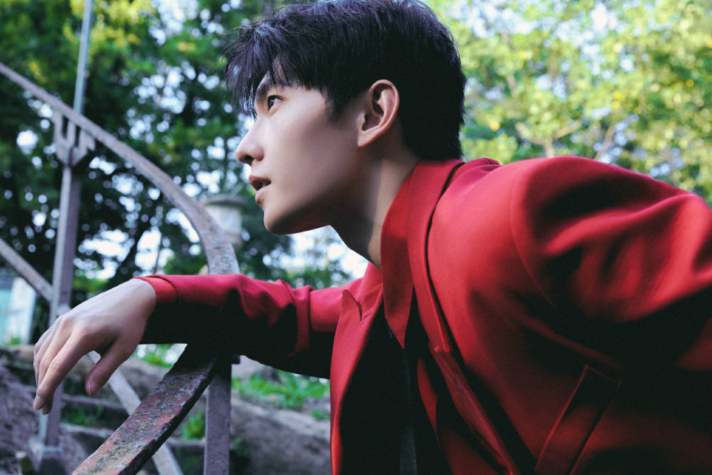 杨洋米兰时装周看秀造型,红色西装搭配黑色领带,时尚与魅力共存!