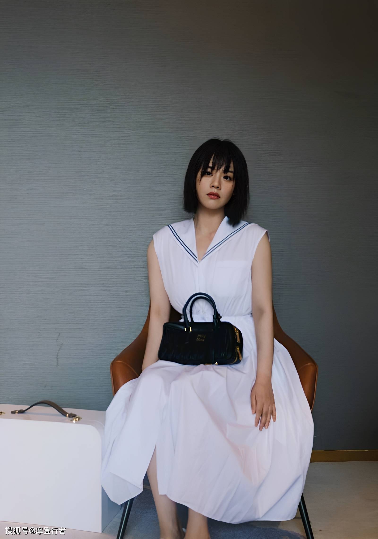 马思纯白色连衣裙夏日清新写真,简约造型活力满满_笑容_一面_感觉