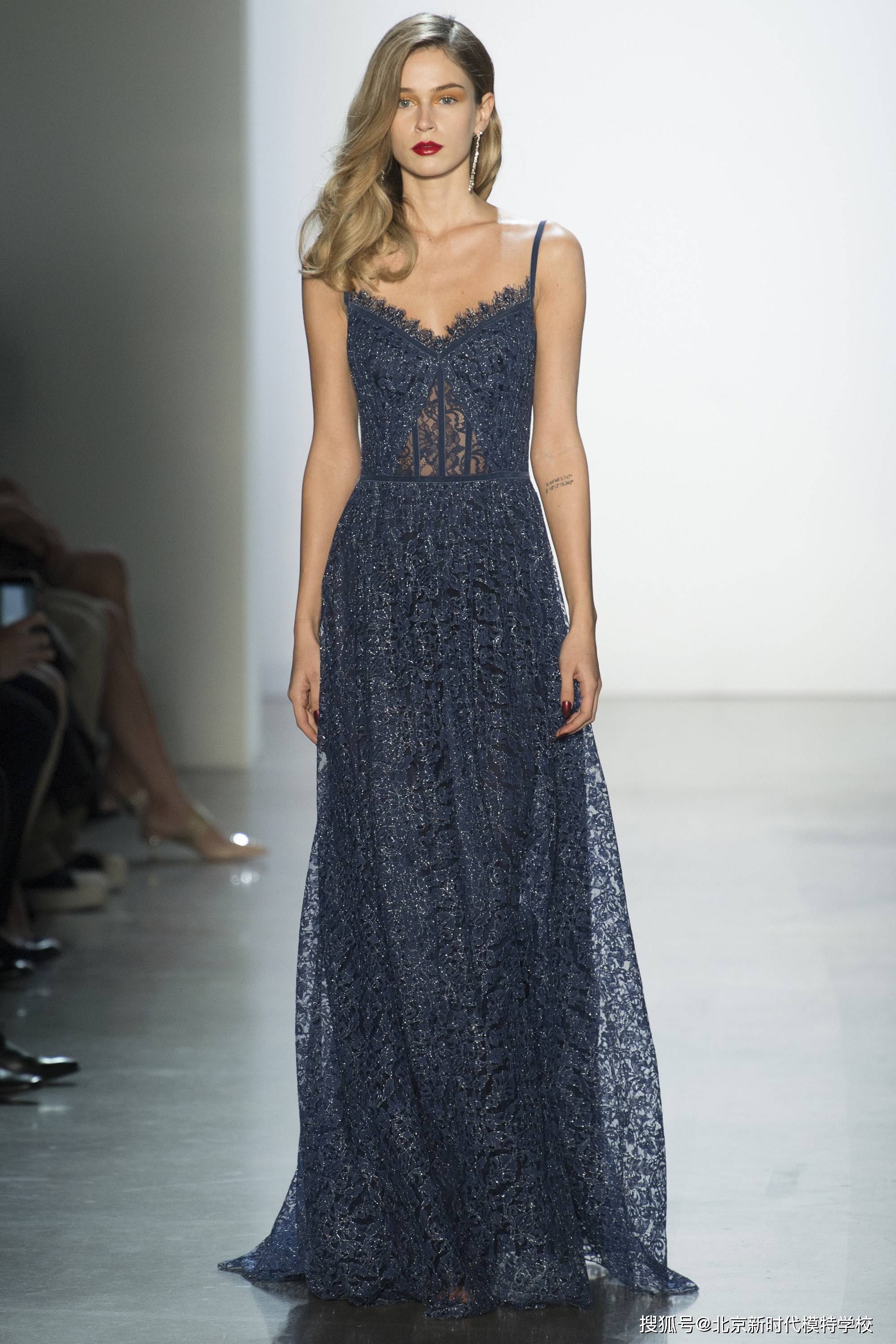 模特走秀开场和闭场有哪些区别_观众_氛围_时装