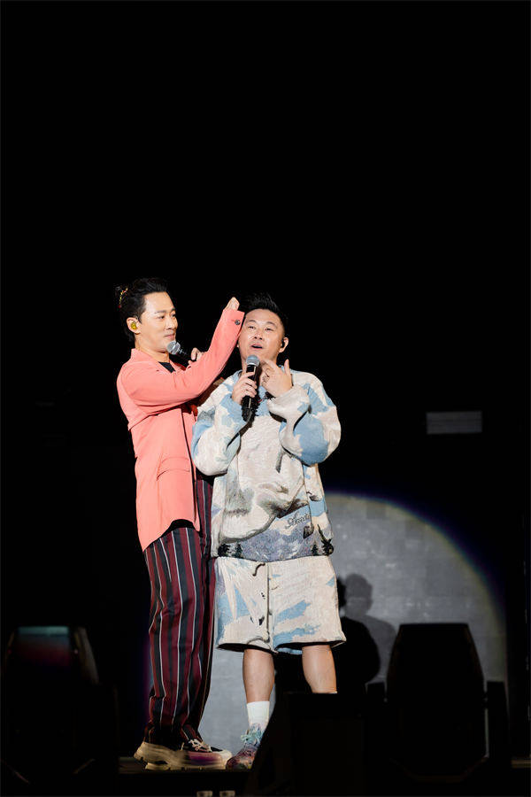 欧阳靖巡演广州站上演最本色演出 林峯惊喜现身合唱《reunion》_观众