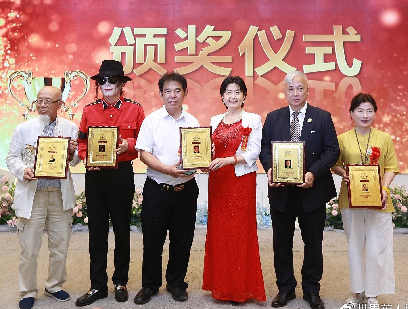 世界华人协会为活动捐赠郭晋才将军2008年的墨宝及五套tds发烧唱片