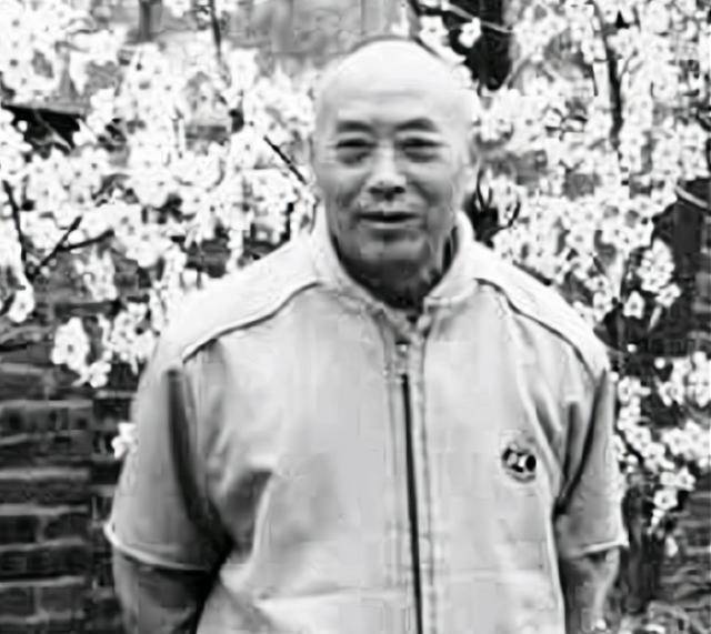 班长被手榴弹炸晕,战友们挖坑安葬他,少将坐起来喊:我还没死_颜文斌