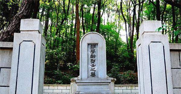 郝梦龄上战场之前,自知凶多吉少,在家中挨个抚摸孩子的脑袋,对孩子们