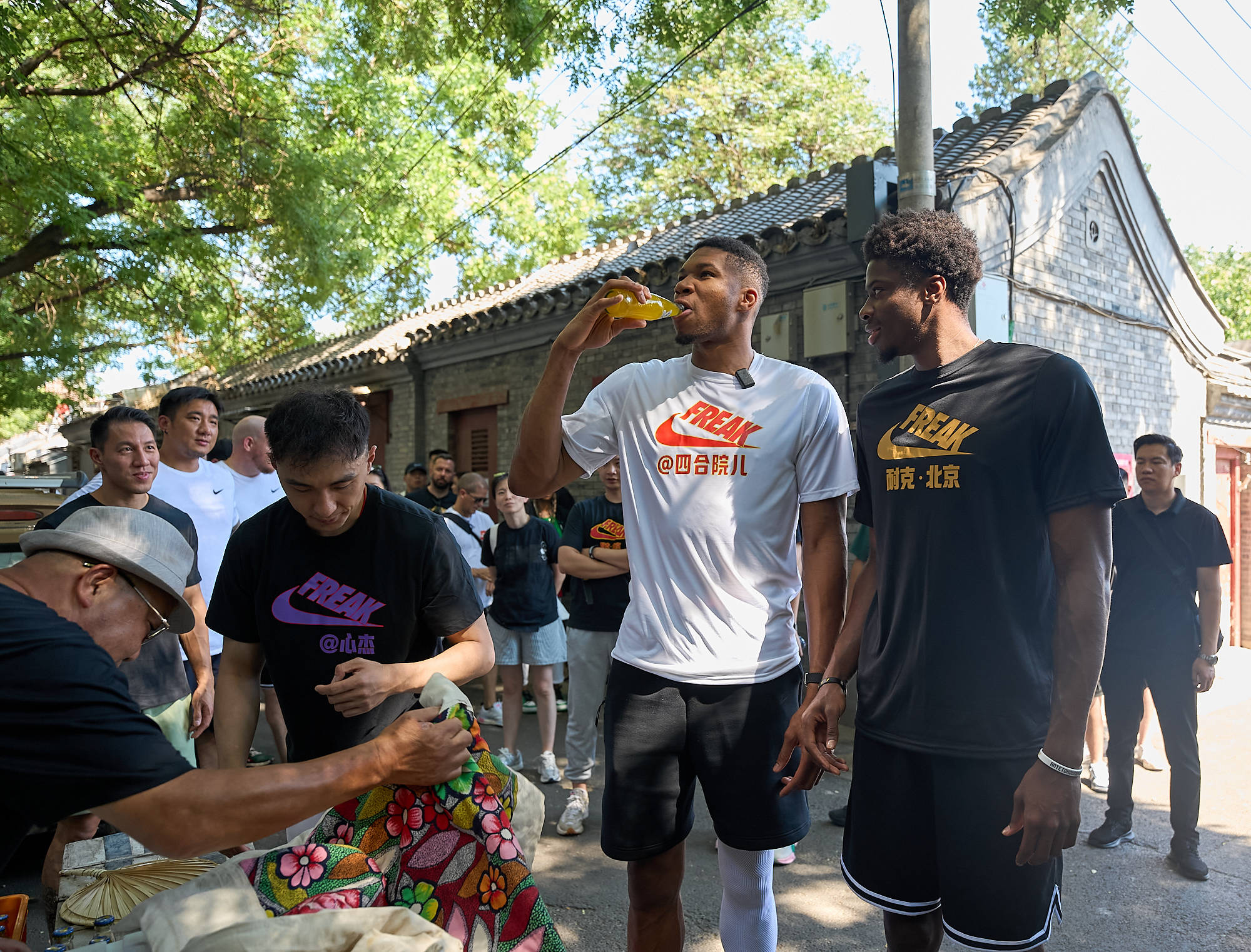 字母哥抵达北京开启中国行第二站 担任导师激励篮球少年_球员_进行了