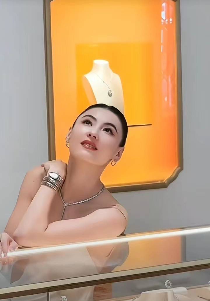 44岁的蔡依林现状曝光后,有网友觉得她越来越像那英和刘晓庆,也有许多